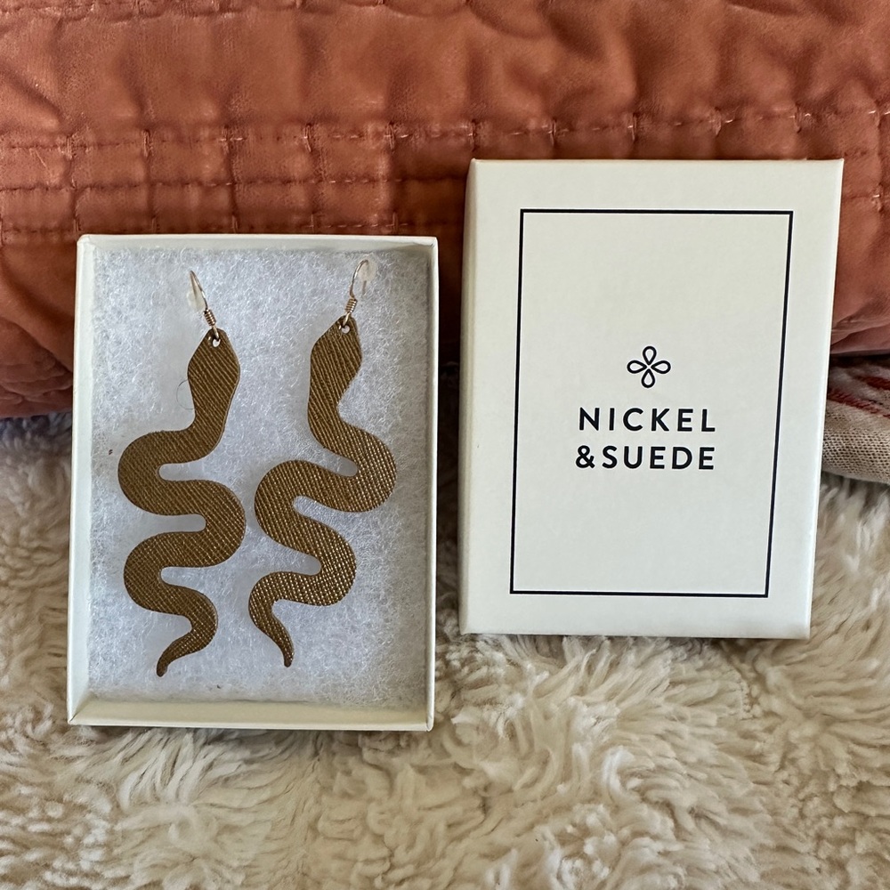 Nickel & Suede Leather Snake Earrings - bronze/gold